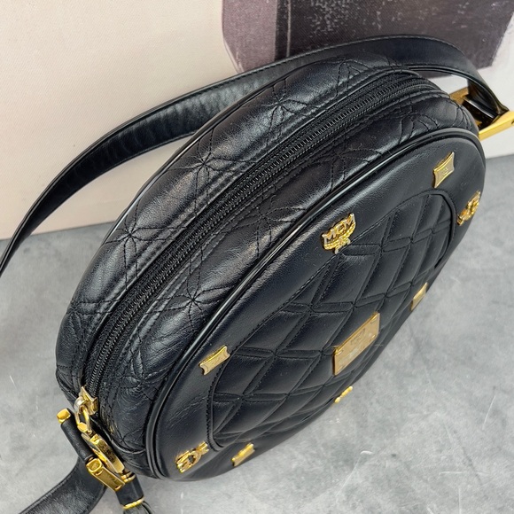 🌵Vintage MCM Round Black Quilted Adjustable Sling Bag🌵 - Picture 5 of 12